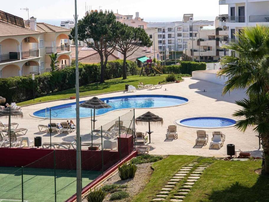View Waves Apartment - Pool and Sea View & Tennis Court, Albufeira