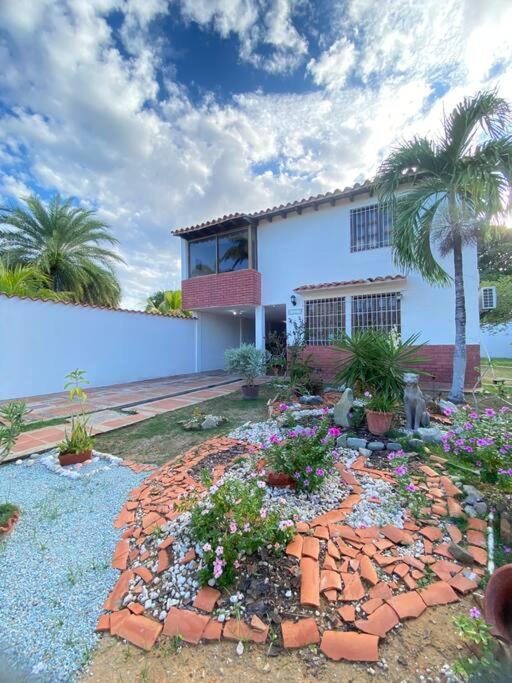 Casa Rústica con jardínes en excelente ubicación, Atamo