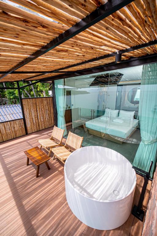 แสงเทียนบีชรีสอร์ต (Sangthian Beach Resort)