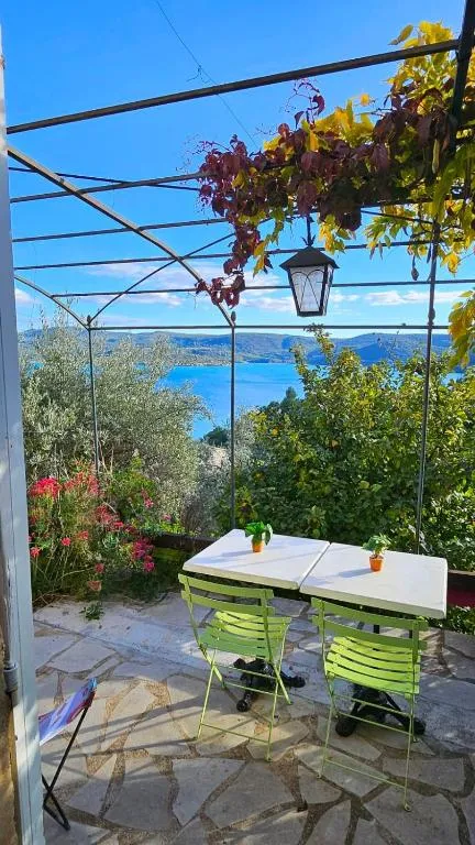 Studio avec terrasse et jolie vue sur le lac，位于韦尔东的圣克鲁瓦的酒店