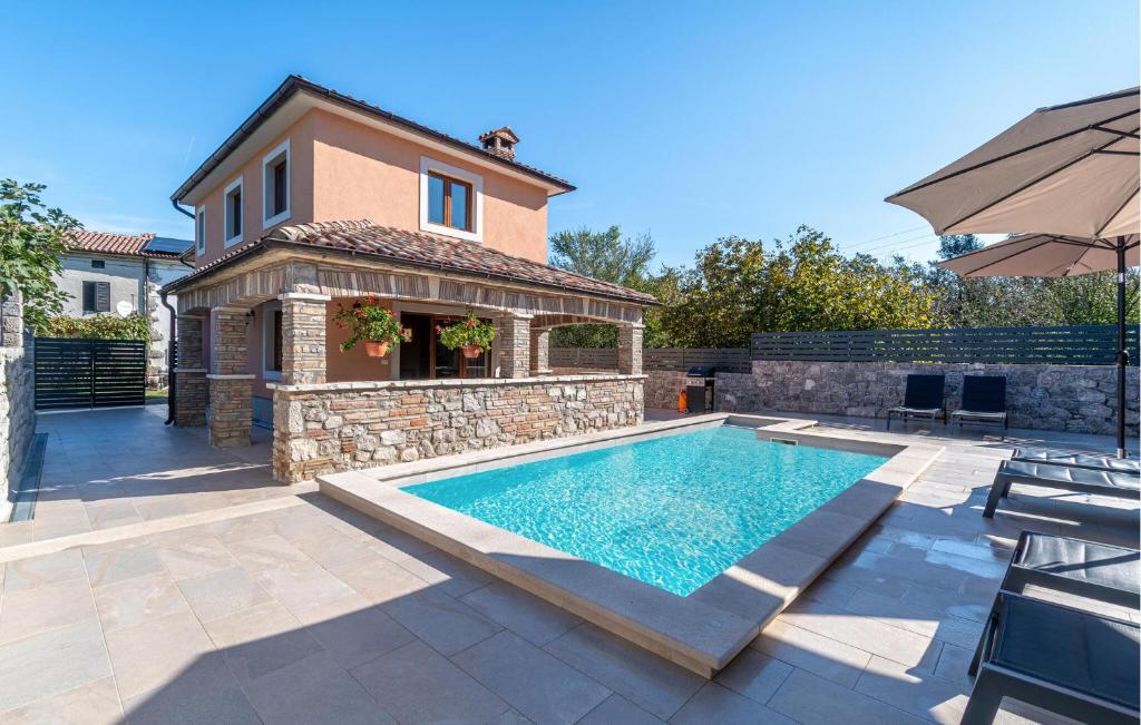 Gorgeous Home In Roc With Wifi, Roč