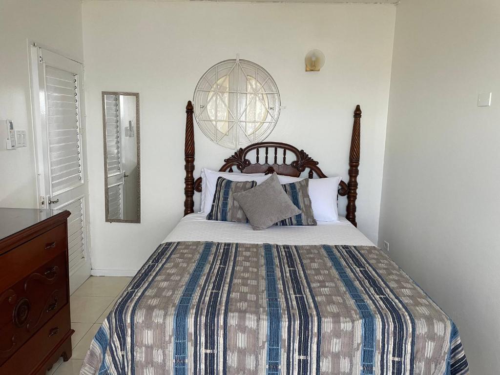 OceanBreeze Jamaica Penthouse, 7Minute Walk to beach, Apartment Ocho Rios