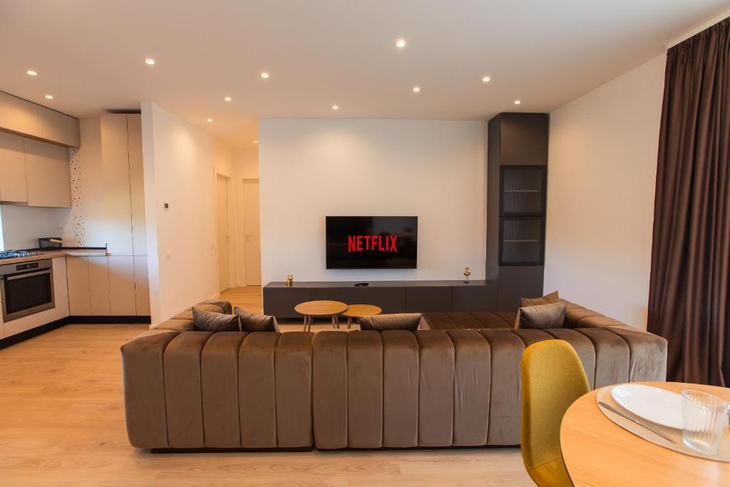 Roots Three - Modern Lakeview Apartment, Bukurešť