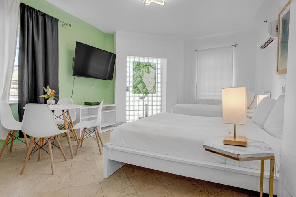 Seaside Sanctuary 1BR 2 Blocks to Beach, Sleeps 4, Miami Beach