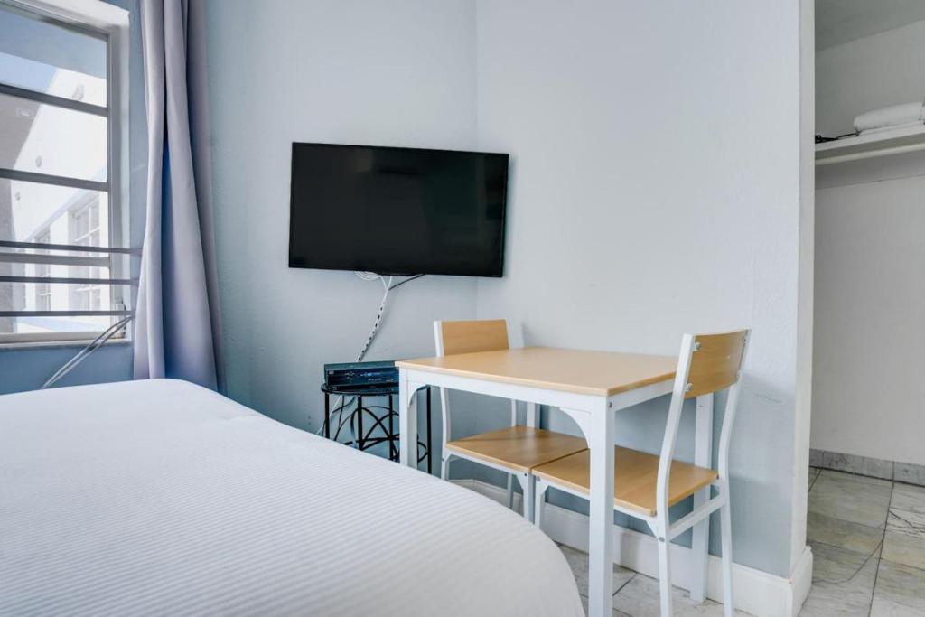 Stylish Studio Steps from South Beach, Sleeps 4, Miami Beach