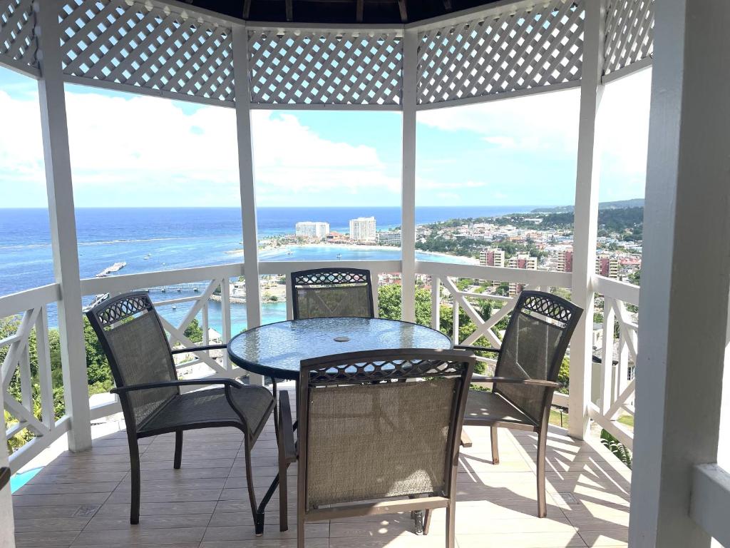 OceanBreeze Jamaica Penthouse, 7Minute Walk to beach, Apartment Ocho Rios