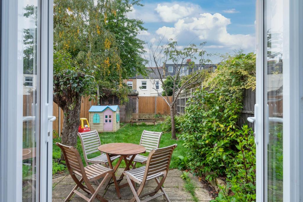 Home from Home with Parking and Garden Sleeps 6, Raynes Park