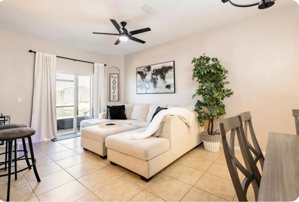 Resort with Lazy River Townhome, Davenport