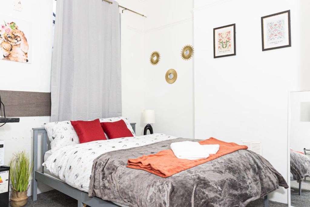 Charming Private Studio-EnSuite & Kitchenette in Town centre Apartment, Lillington