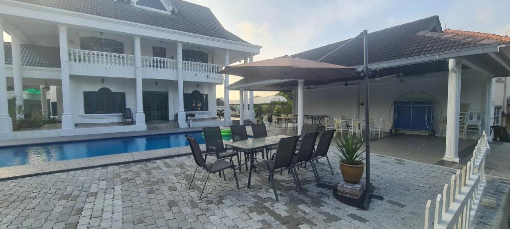 Villa Alhambra TTDI Damansara Homestay for big group of 30 pax and event 150 pax with private pool and parking, Kuala Lumpur