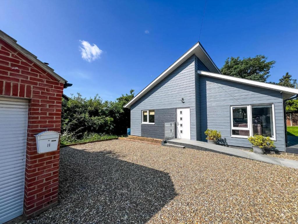 Well Designed Bungalow In The Seaside Resort Of Hemsby, Ref 99011Og, Great Yarmouth