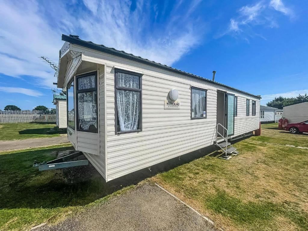 Homely 8 Berth Caravan At Highfield Grange In Essex Ref 26445Ba, Clacton-on-Sea