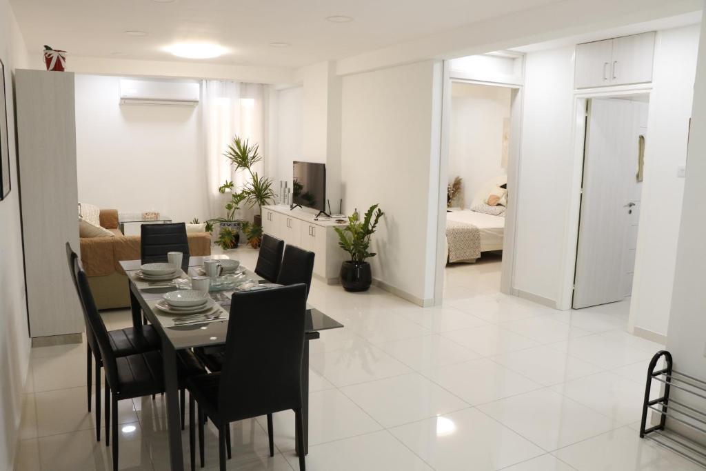 Spacious Apartment, NEAR PINIKOUDES BEACH, Larnaka
