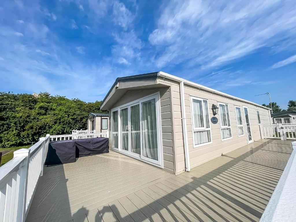 Beautiful 8 Berth Caravan With Decking At Broadland Sands In Suffolk Ref 20017Cv, Hopton on Sea