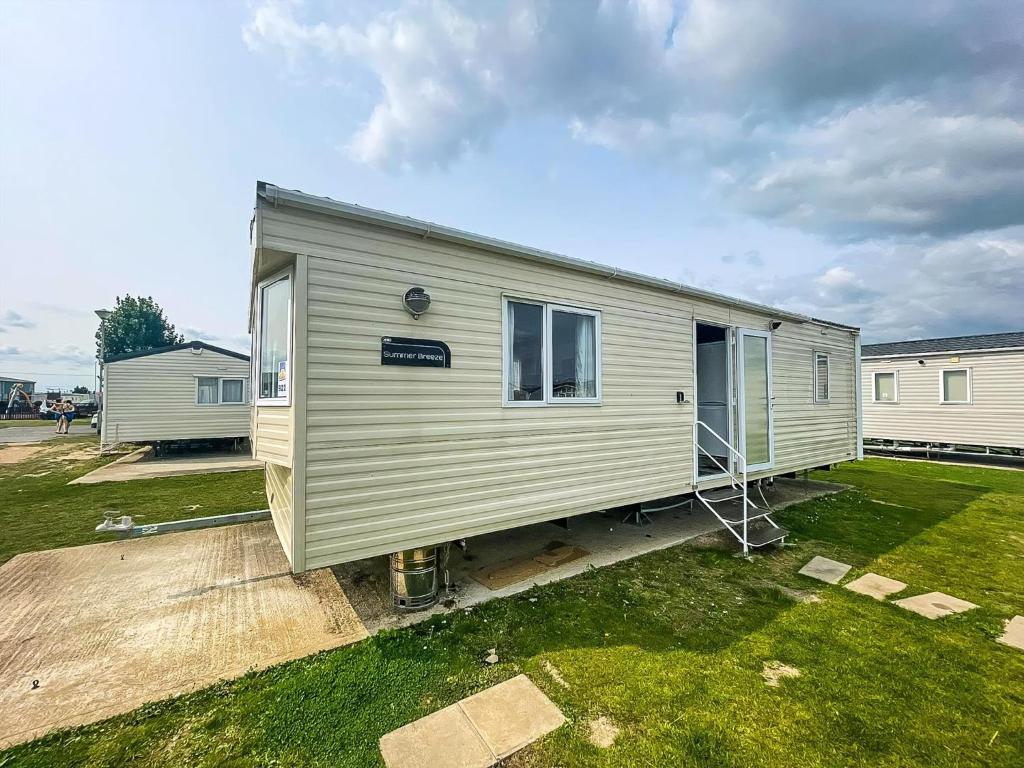 Superb Caravan With Free Wifi At Seawick Holiday Park Ref 27922Sw, Clacton-on-Sea