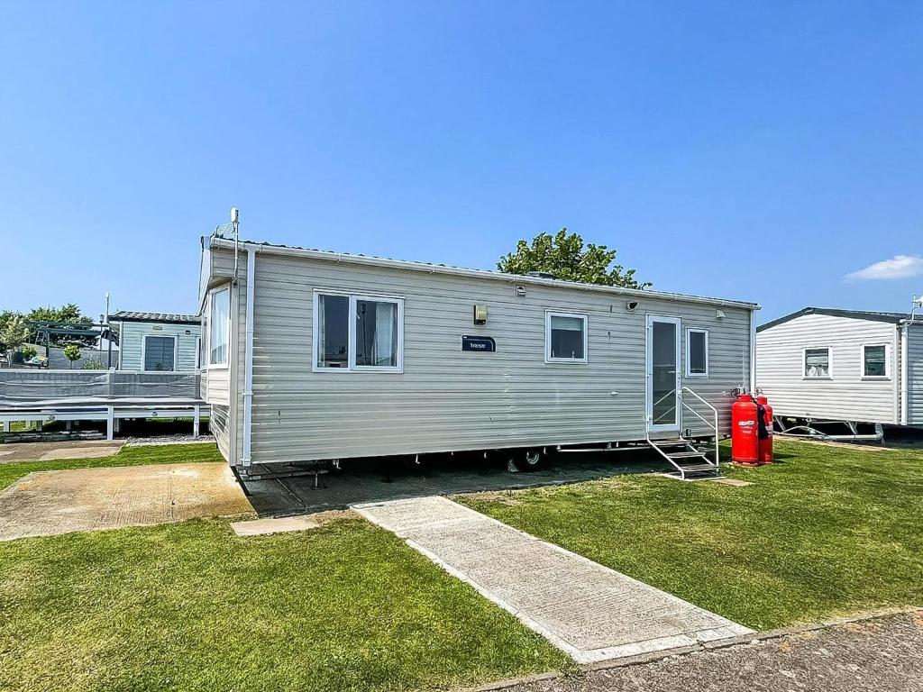 Superb 6 Berth Caravan At St Osyth Beach, Near Clacton-On-Sea Ref 28008Mc, Clacton-on-Sea
