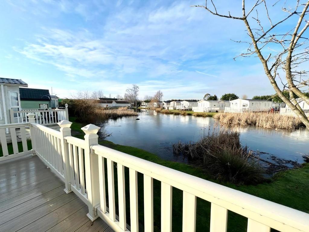 Stunning Caravan With Full Lake View At Southview Holiday Park Ref 33004Ml, Skegness