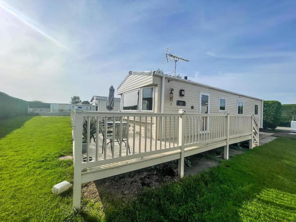 Caravan With Decking At Southview Holiday Park In Skegness Ref 33005S, Skegness
