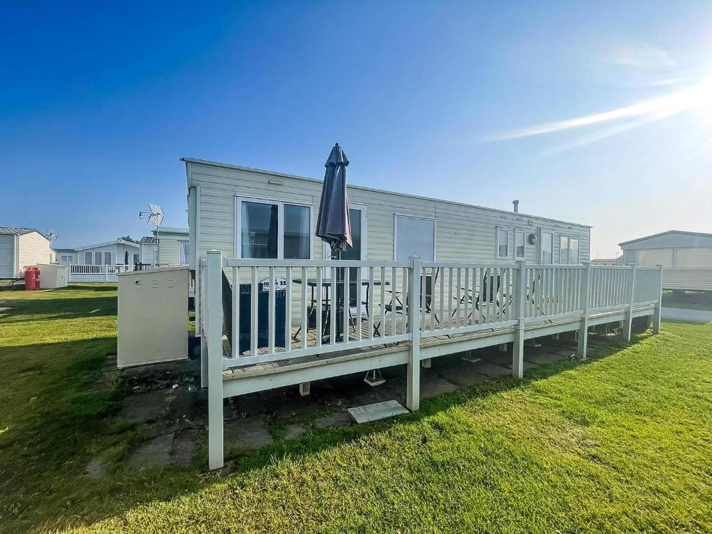 8 Berth Caravan For Hire By The Beautiful Beach In Heacham, Norfolk Ref 21055A, Heacham