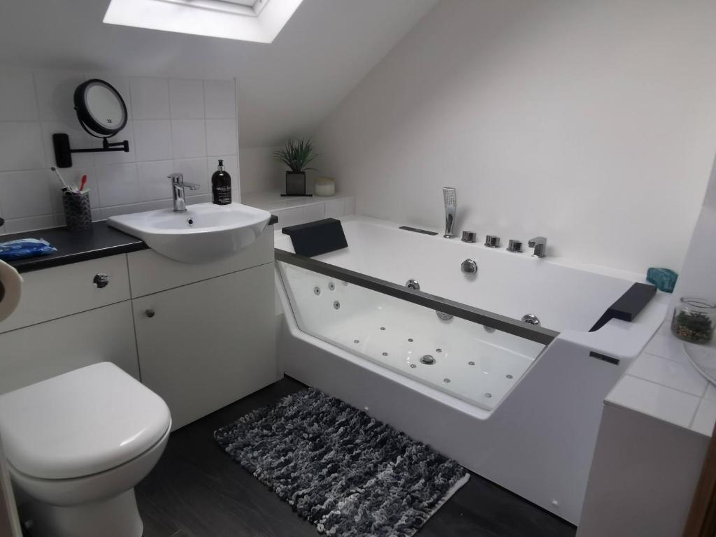Relaxing Attic Room with En-suite Jacuzzi bath, Kent