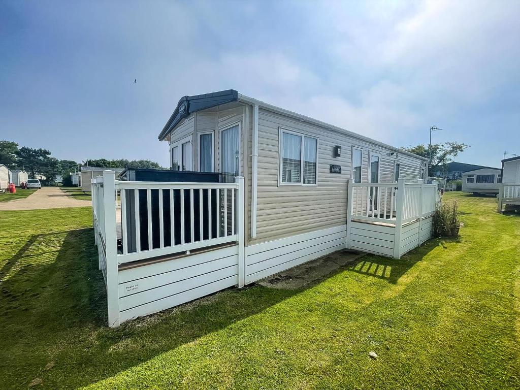 Stunning Caravan With Decking And Free Wi-Fi At Broadland Sands Ref 20074Bs, Hopton on Sea