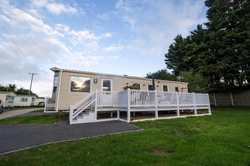 8 Berth Caravan At Orchards Haven In Clacton-On-Sea, Essex Ref 15007O, Clacton-on-Sea