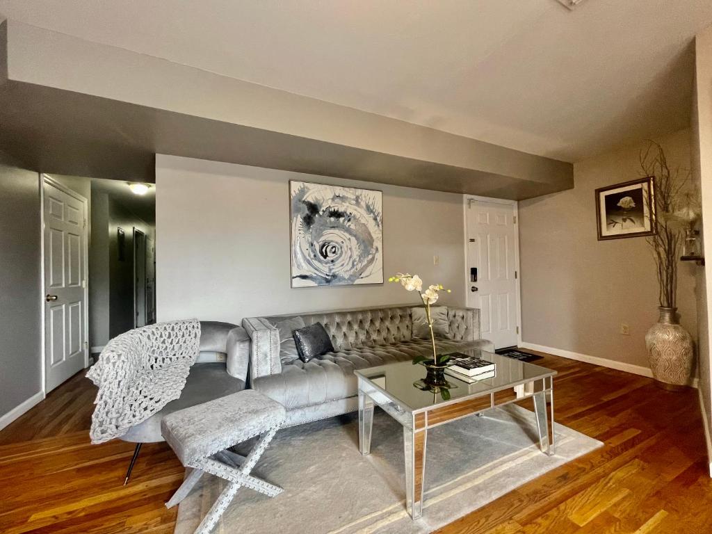 4 bedroom apt in Newark, Newark