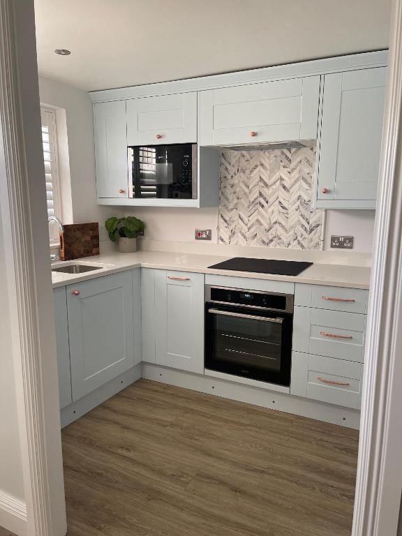 Modern Luxe Maisonette Near Station With Free Parking, Billericay