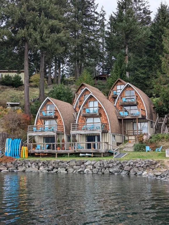 Jade Resort-Oceanfront Suites in Gowlland Harbour, hotel in Heriot Bay