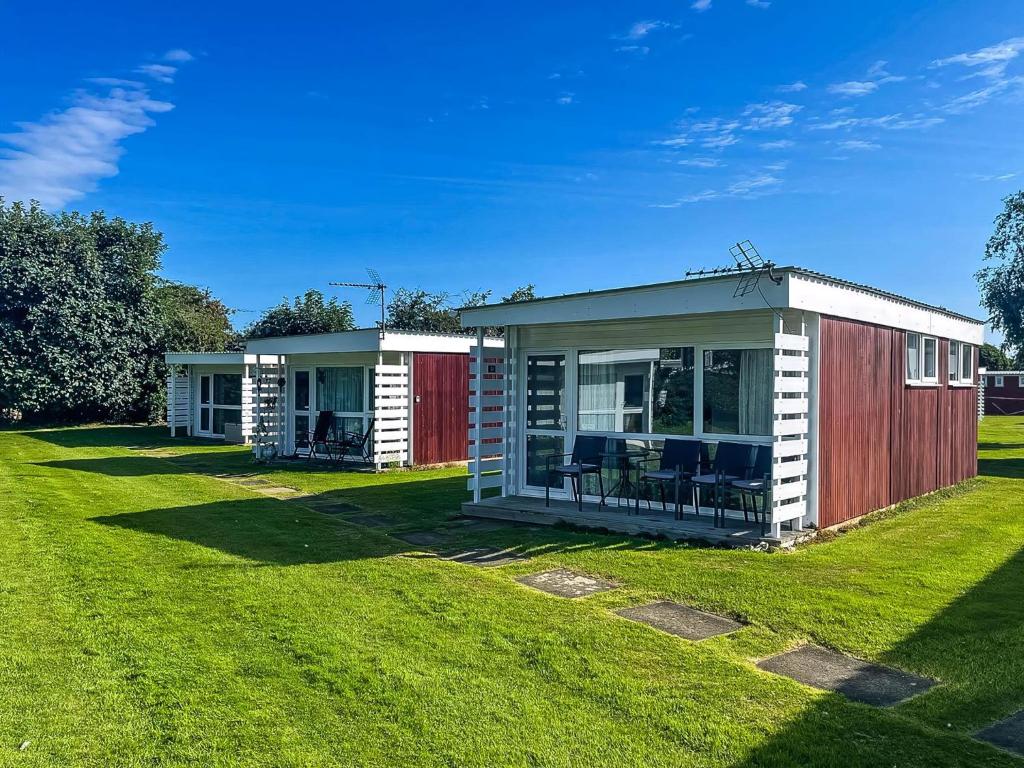 Lovely 4 Berth Chalet At Cedar Springs Park In Heacham, Norfolk Ref 92031Cs, Heacham