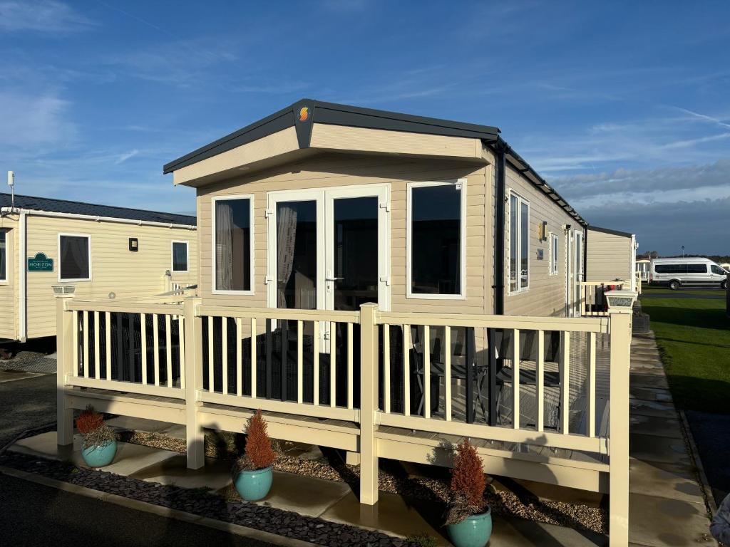 Palm Grove 121 - Golden Palm Resort - Pet friendly, WiFi, close to beach and clubhouse - Meadow Lakes Caravan & Lodge Hire, Chapel Saint Leonards