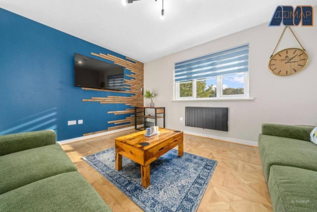 Elegant 2Bed Sleeps 4 With Parking, Paisley