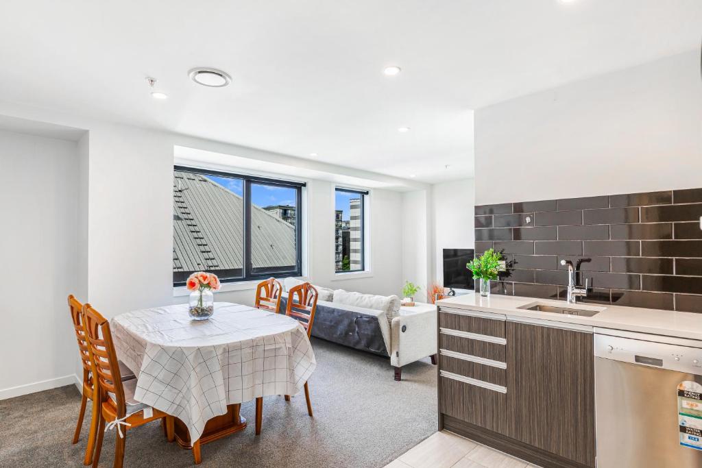 Sleek 2BR 1BA Retreat in Scotia Place, Auckland