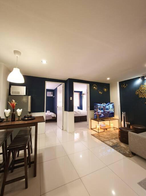 Dylan 2 Bedroom near SM North and Waltermart Muñoz, Manila
