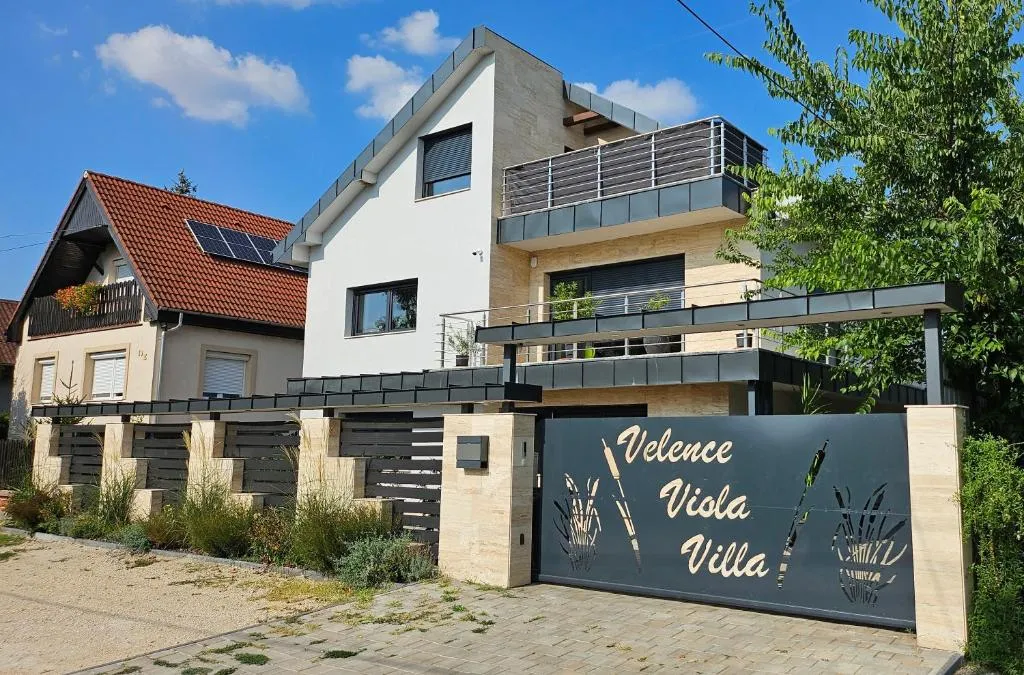 Velence Viola Villa, hotel in Velence