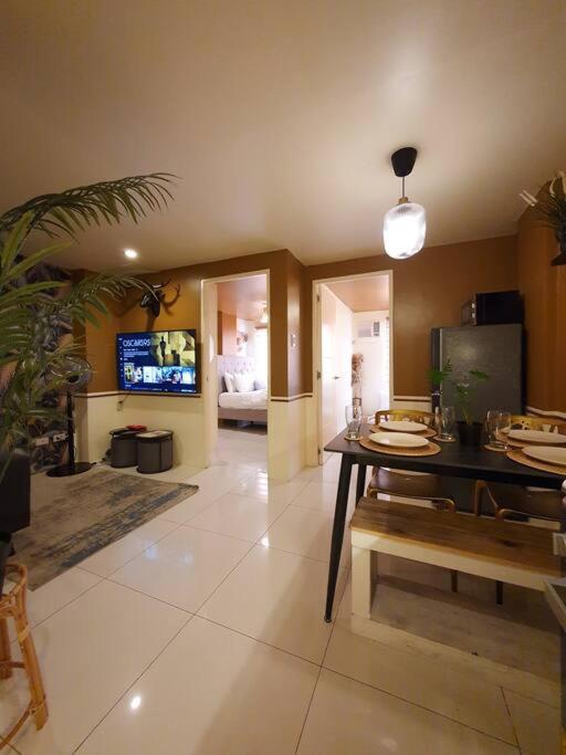 Hunter 2BR near SM North and Waltermart Muñoz, Manila