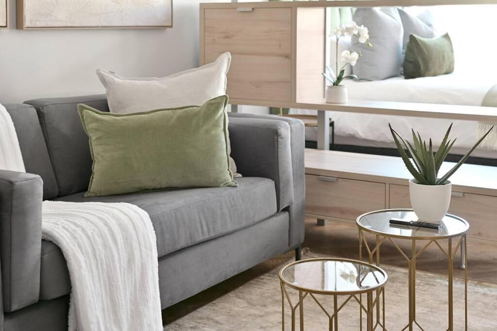 Aquila - Stylish 1-Bed Apartment in Iconic High-Rise City Views, Kapské Město