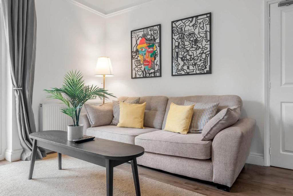 5-Bed 3-Bath Ideal for Large Groups, Ringland