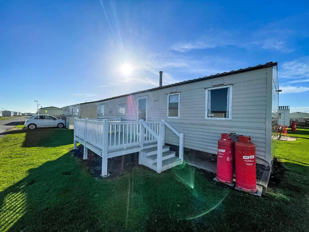 3 Bed, 8 Berth Caravan For Hire At St Osyth Park Near Clacton-On-Sea Ref 28039Cw, Clacton-on-Sea