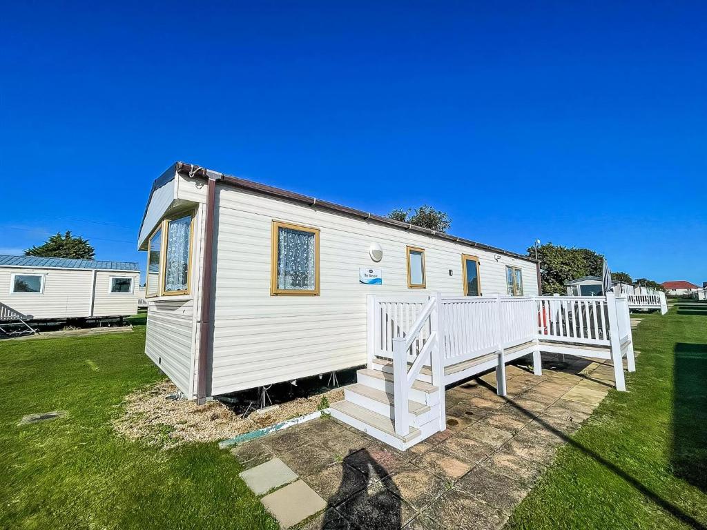 Superb 6 Berth Caravan With Decking At Valley Farm Holiday Park Ref 46565M, Great Clacton