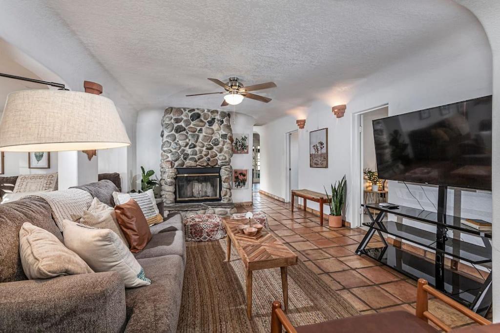 Sequoia Riverfront House With Beach Access, Three Rivers