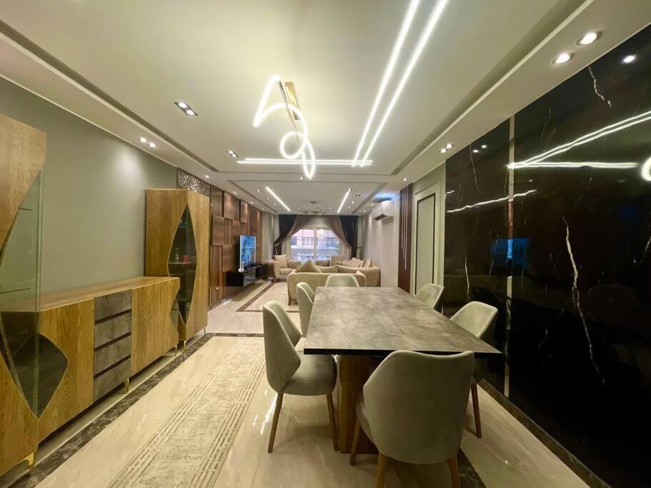 Stylish 3BR Apartment in Prime Mohandessin, Káhira