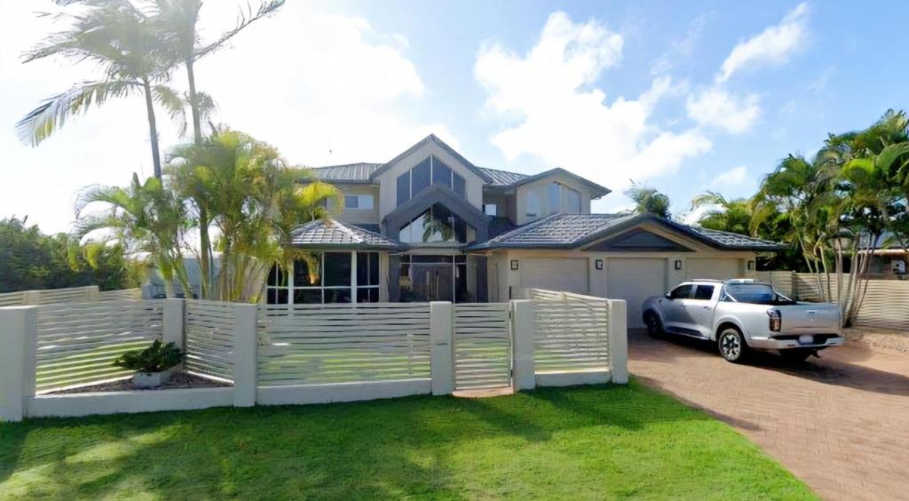 Tranquil Getaway With Pool, Outdoor Kitchen and Bar, Hervey Bay