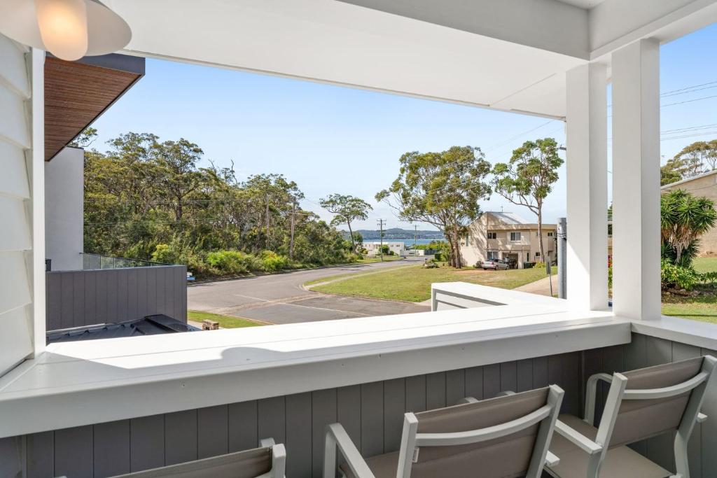 Paradise, 1-2B Bagnall Ave - water views, air con, Wi-Fi, Dog Friendly, Salamander Bay