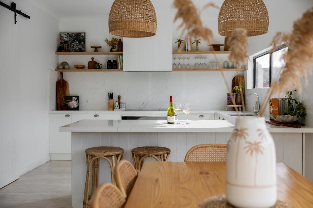 Facing the Sun 5 min walk to beach & sleeps 8, Rye