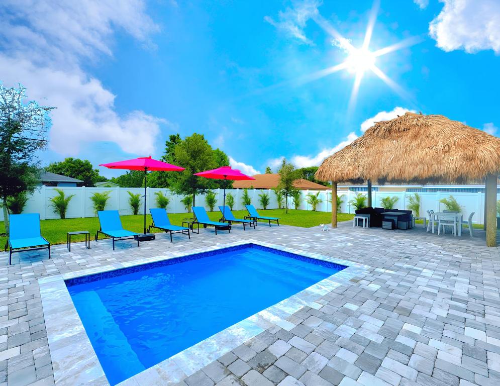 Glamorous Newly Built Pool Home, Tiki Hut, Huge Patio, Air Hockey in Delray Beach Near The Ave!, Delray Beach