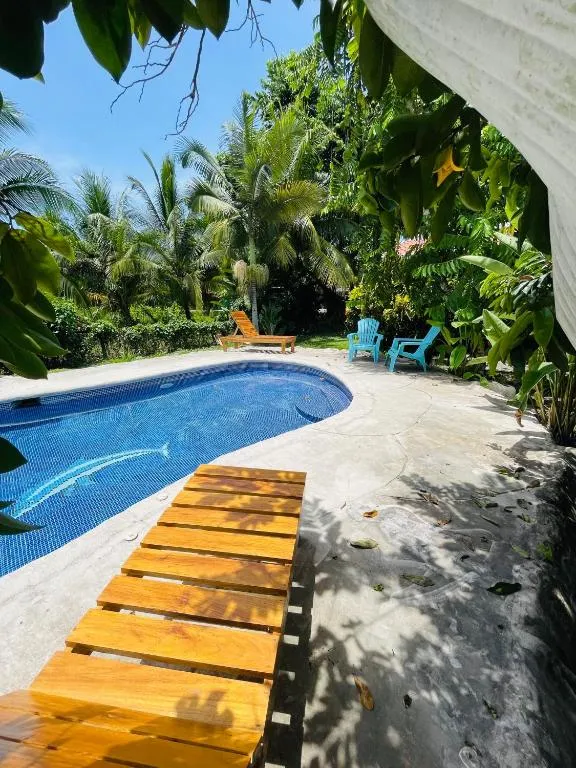 Pangea Lodge Tropical Vibe Home with Shared Pool, hotel in Manzanillo