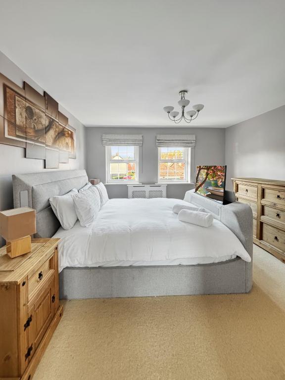 Amaya Eight - Large 5 Bedroom - 3 Bathroom house - garden and driveway, Claypole