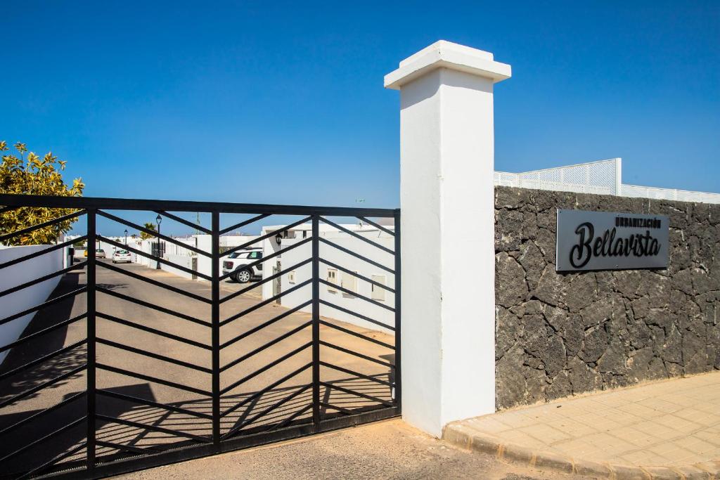 Villa Aleksandra Spacious for 8 guests, Heated Pool, Mountain Views - 4