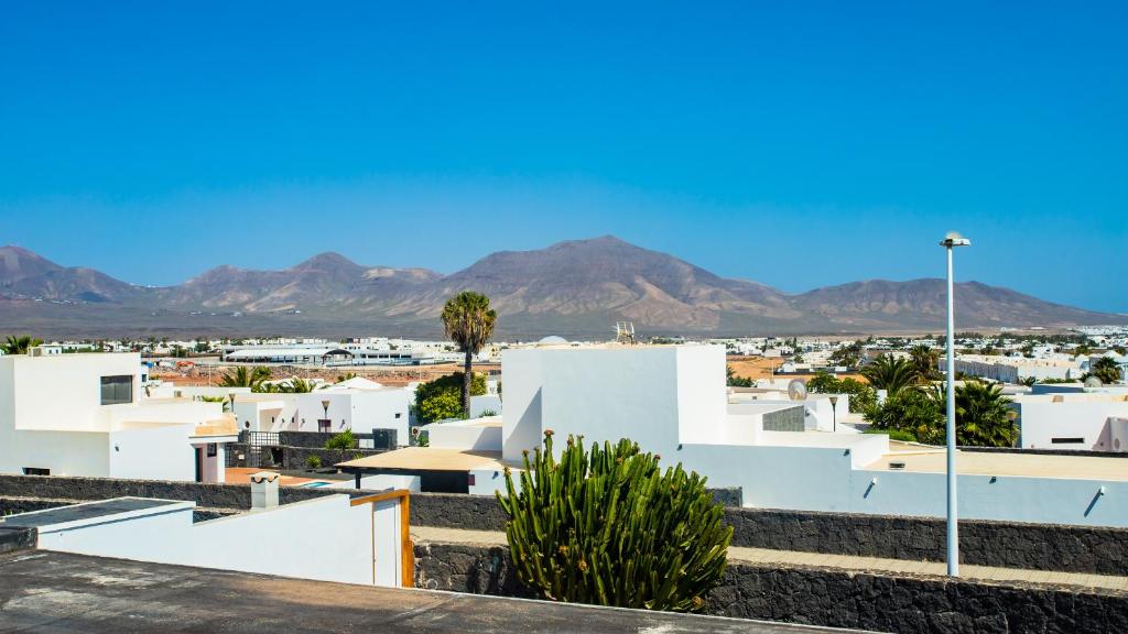 Villa Aleksandra Spacious for 8 guests, Heated Pool, Mountain Views - 5